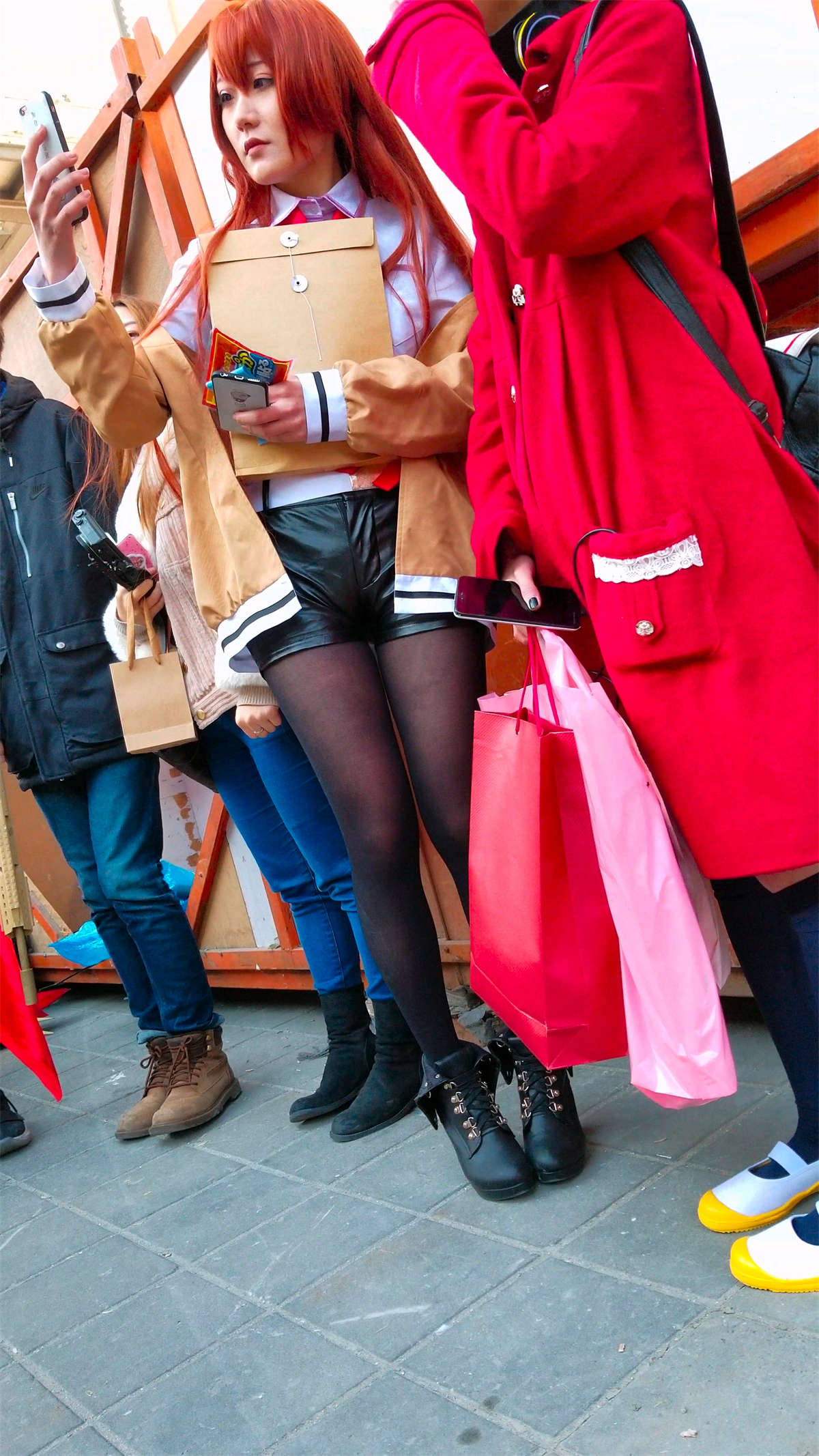 图片[2]-皮短裤性感黑丝漂亮美少女-日更街拍