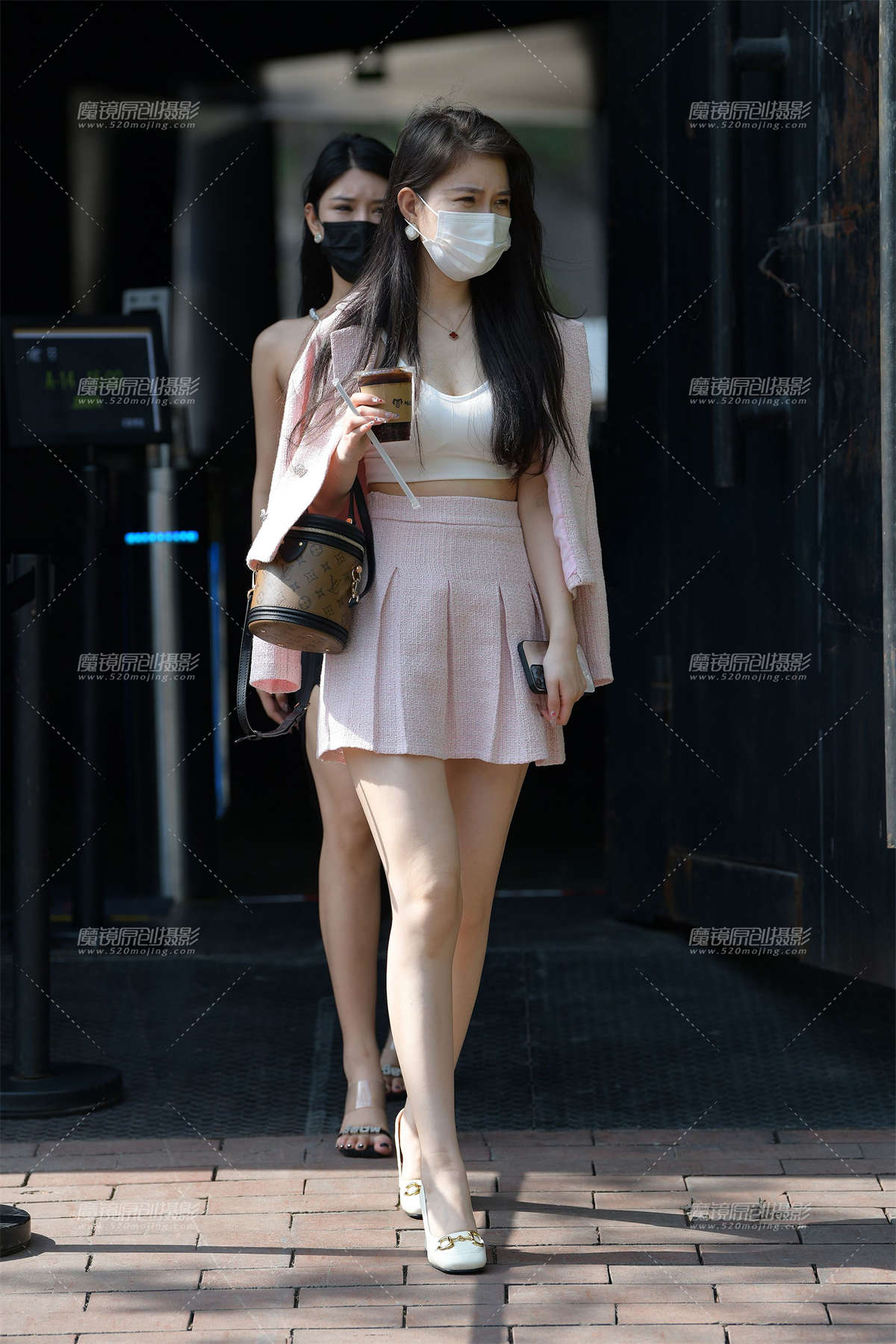 白皙美腿百褶裙美女-日更街拍