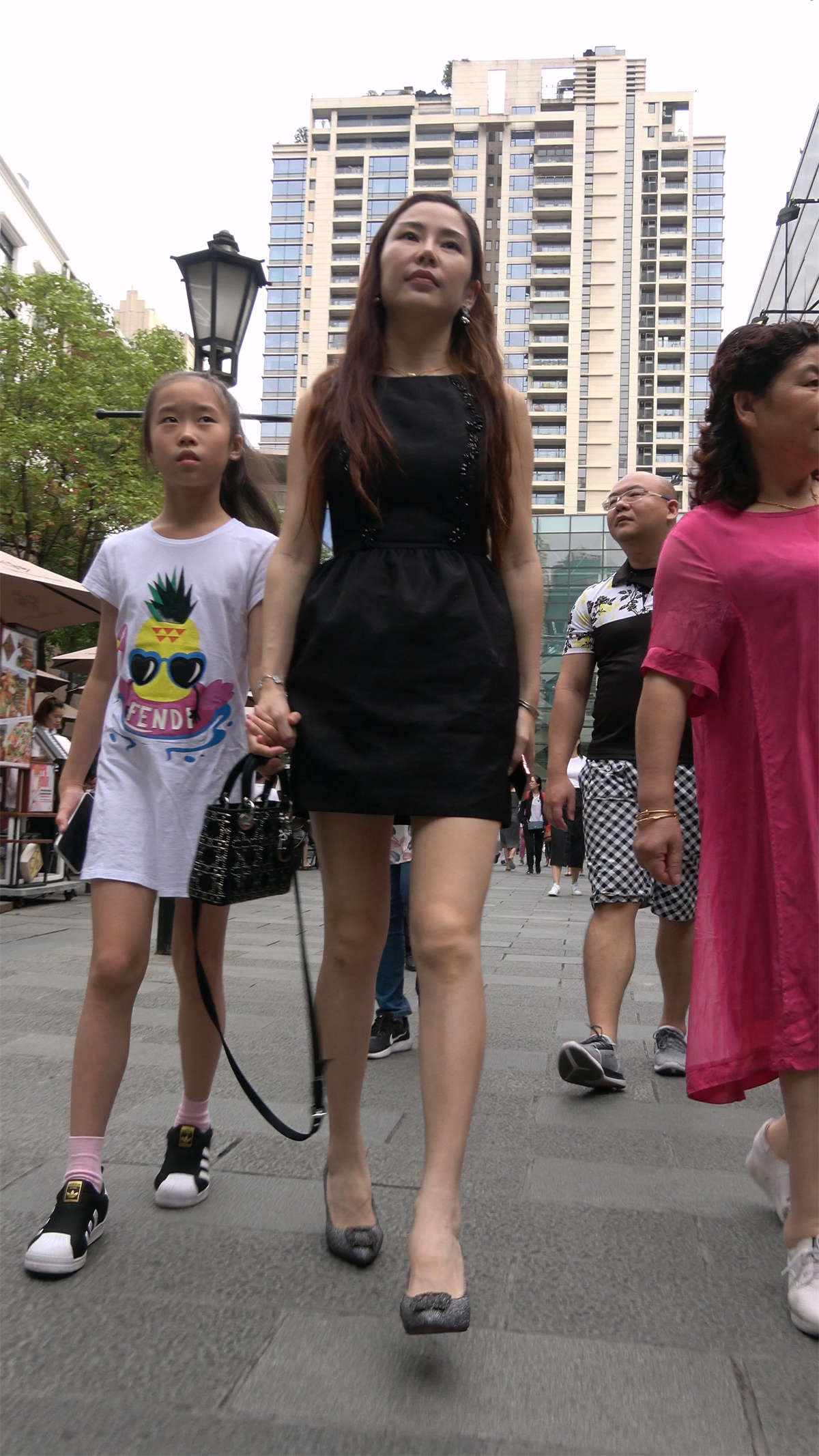 很忙很美的气质靓女-日更街拍