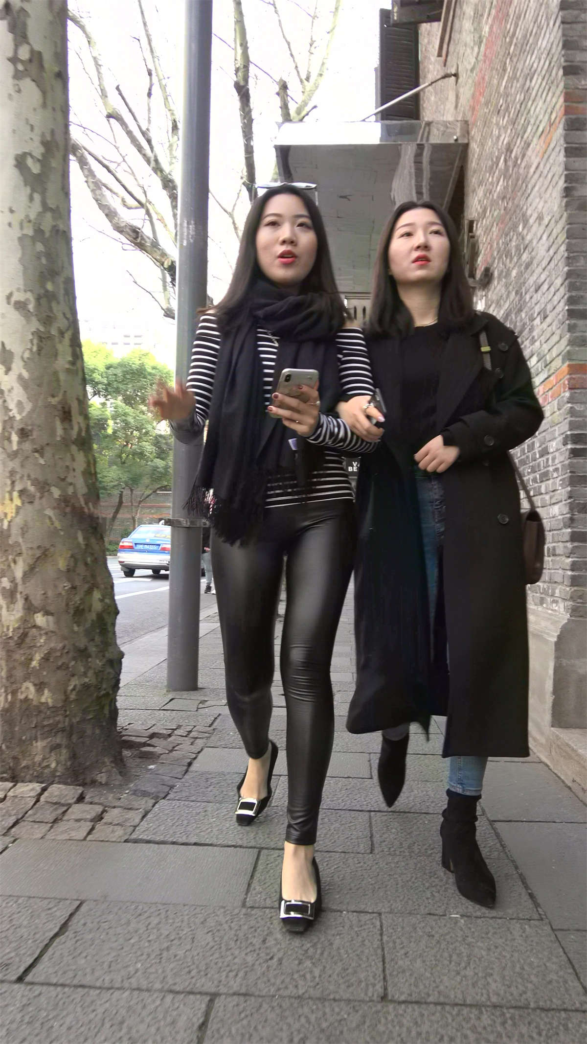 黑色紧身皮裤街拍美臀美女-日更街拍