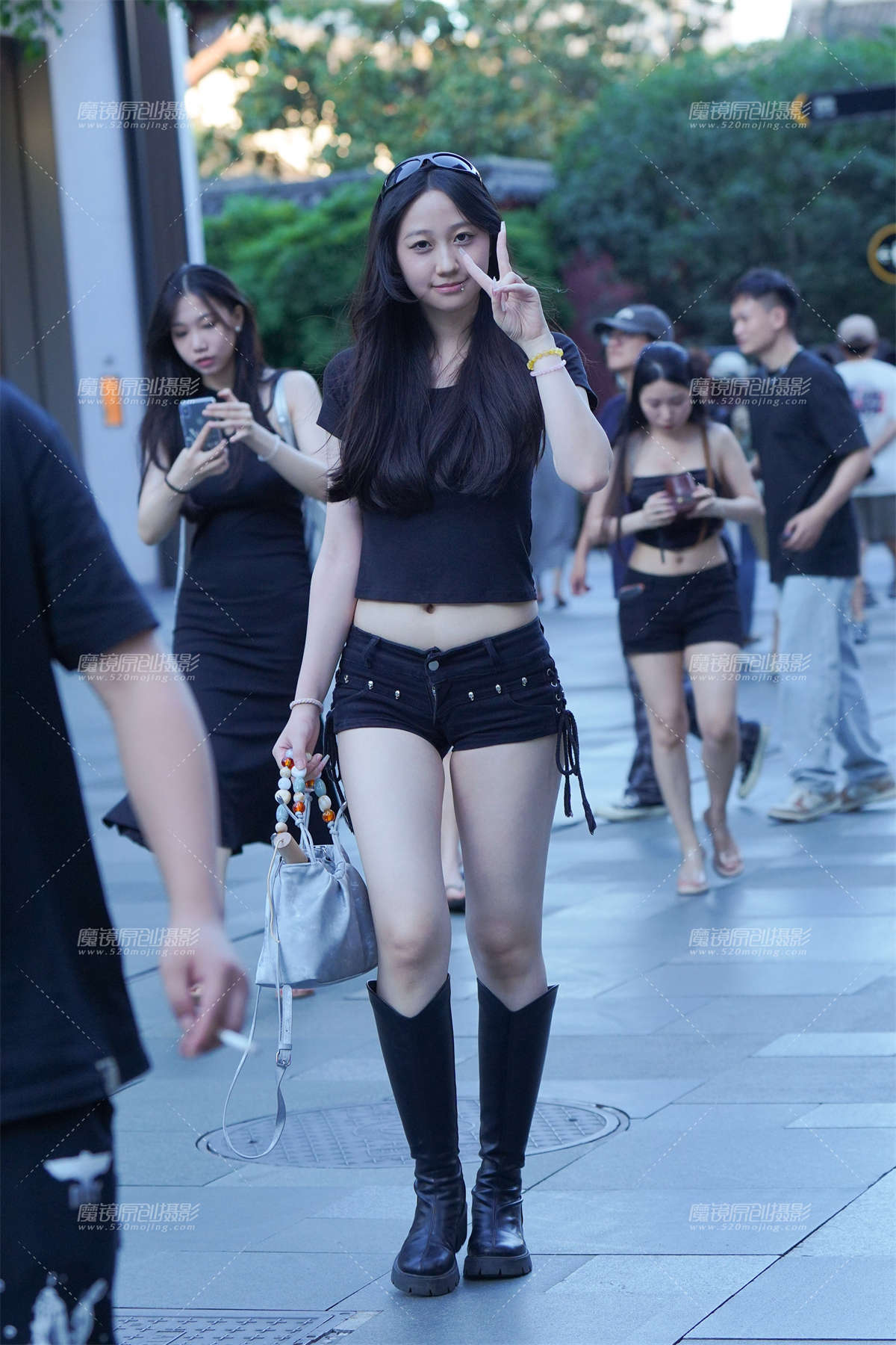 图片[2]-热裤大长腿-日更街拍