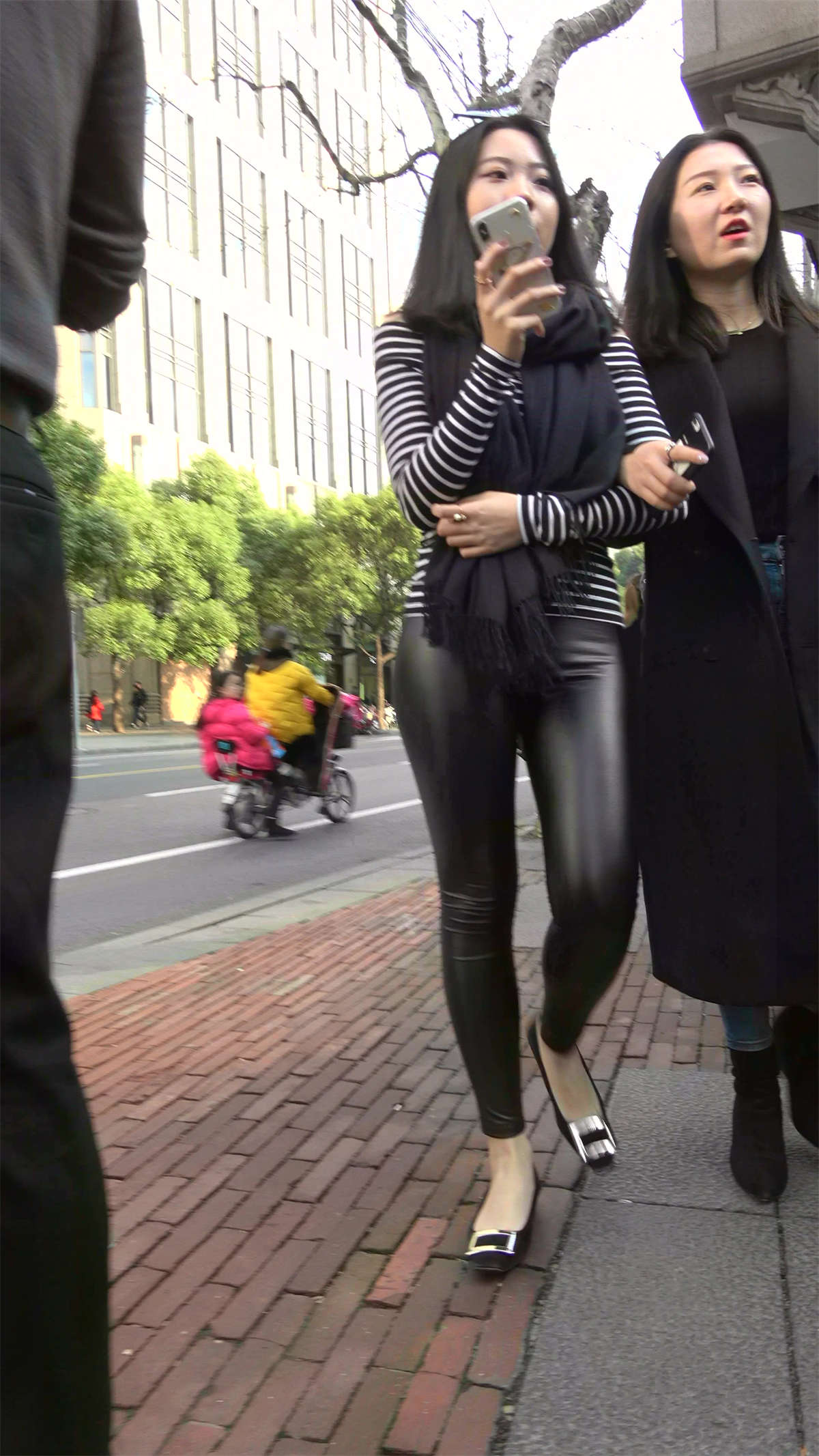 图片[2]-黑色紧身皮裤街拍美臀美女-日更街拍