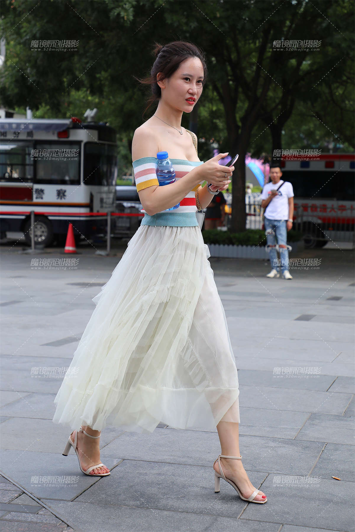 图片[2]-裹胸，性感，小姐姐~-日更街拍