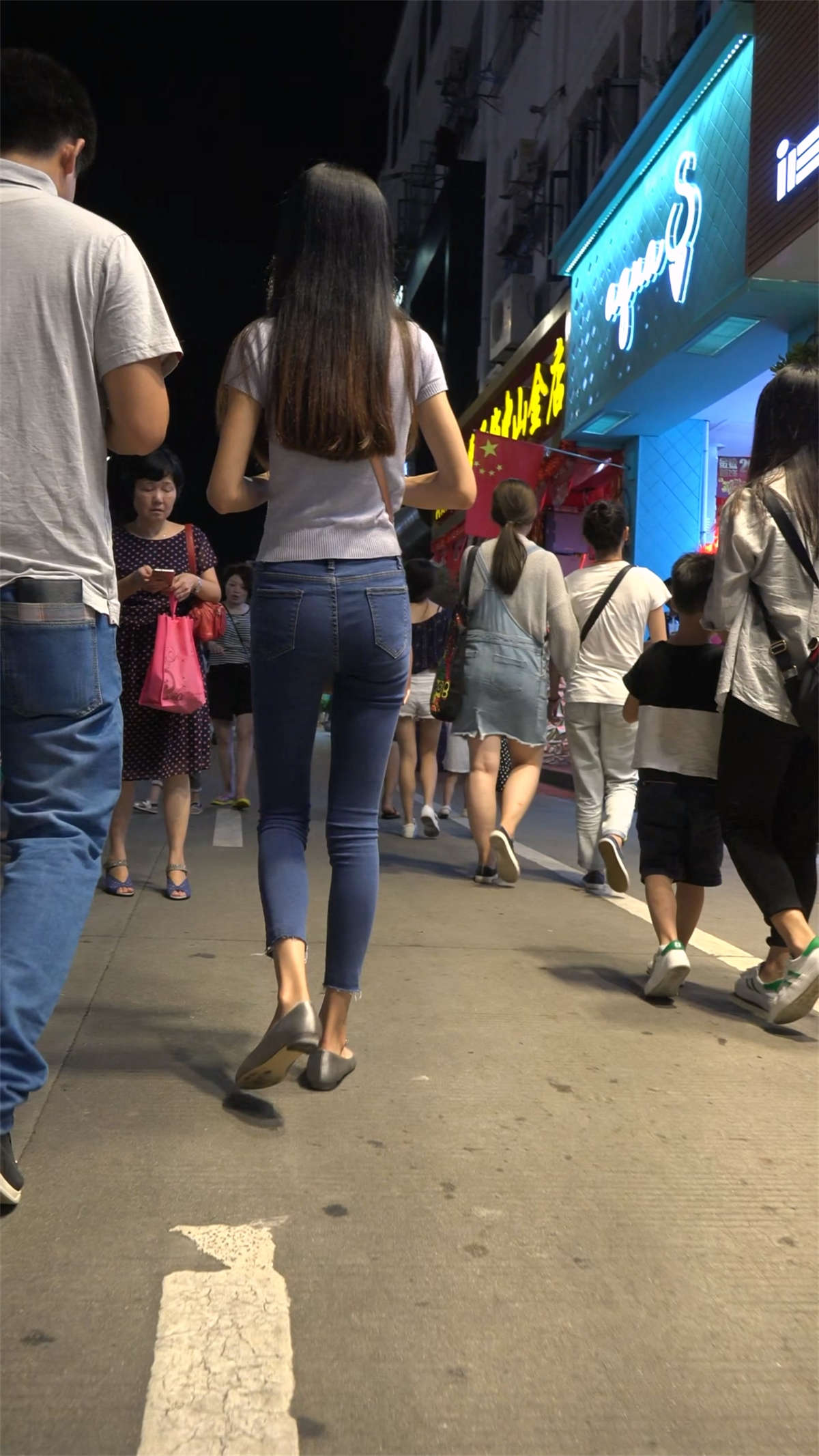 苗条好身材小蛮腰紧身蓝牛美女-日更街拍