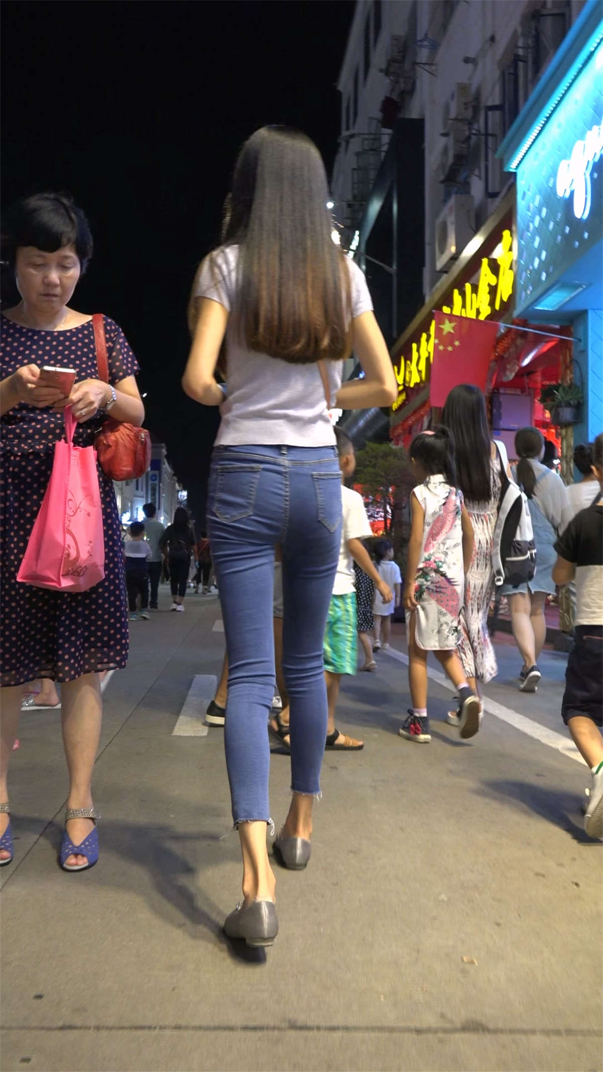 图片[2]-苗条好身材小蛮腰紧身蓝牛美女-日更街拍