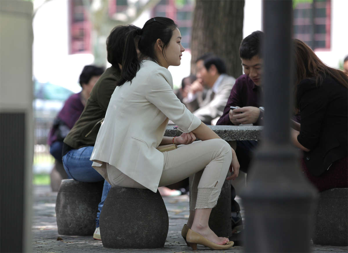 踏青公园街拍系列No.1378 喜欢脱鞋的年轻OL，双脚午休时间到-日更街拍