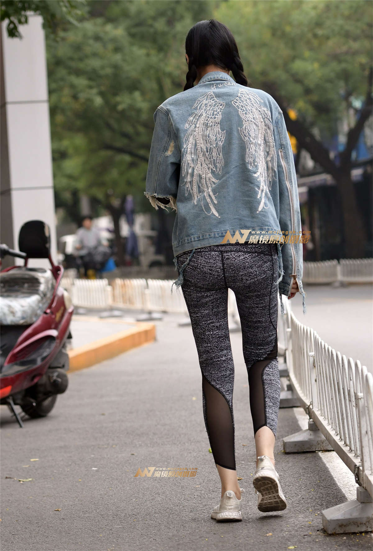 图片[2]-乞丐服健美裤美女这搭配-日更街拍