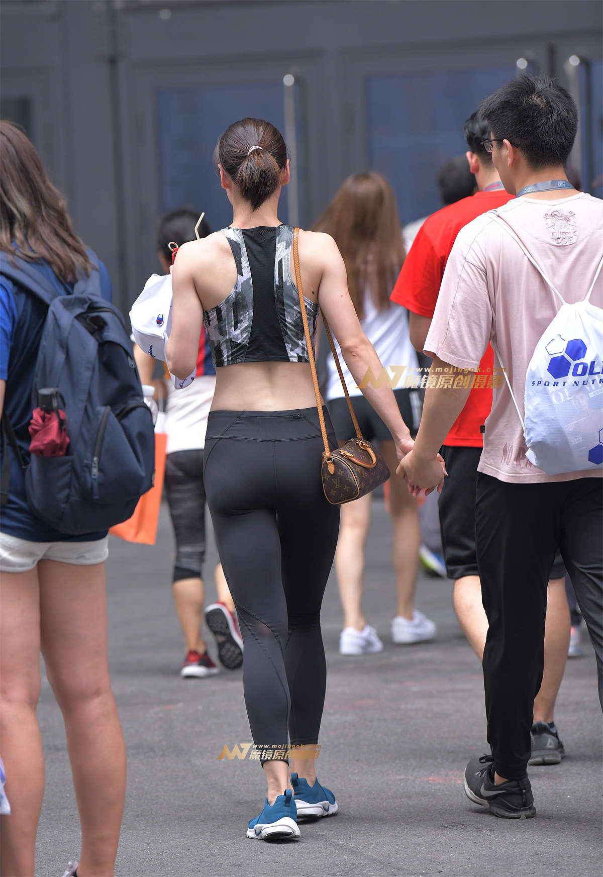 【街拍之魂赛帖】喝饮料的可爱美女插图1