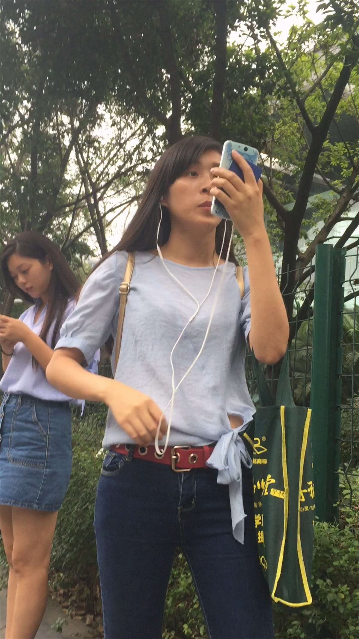 紧身蓝牛坡高跟鞋美女-日更街拍