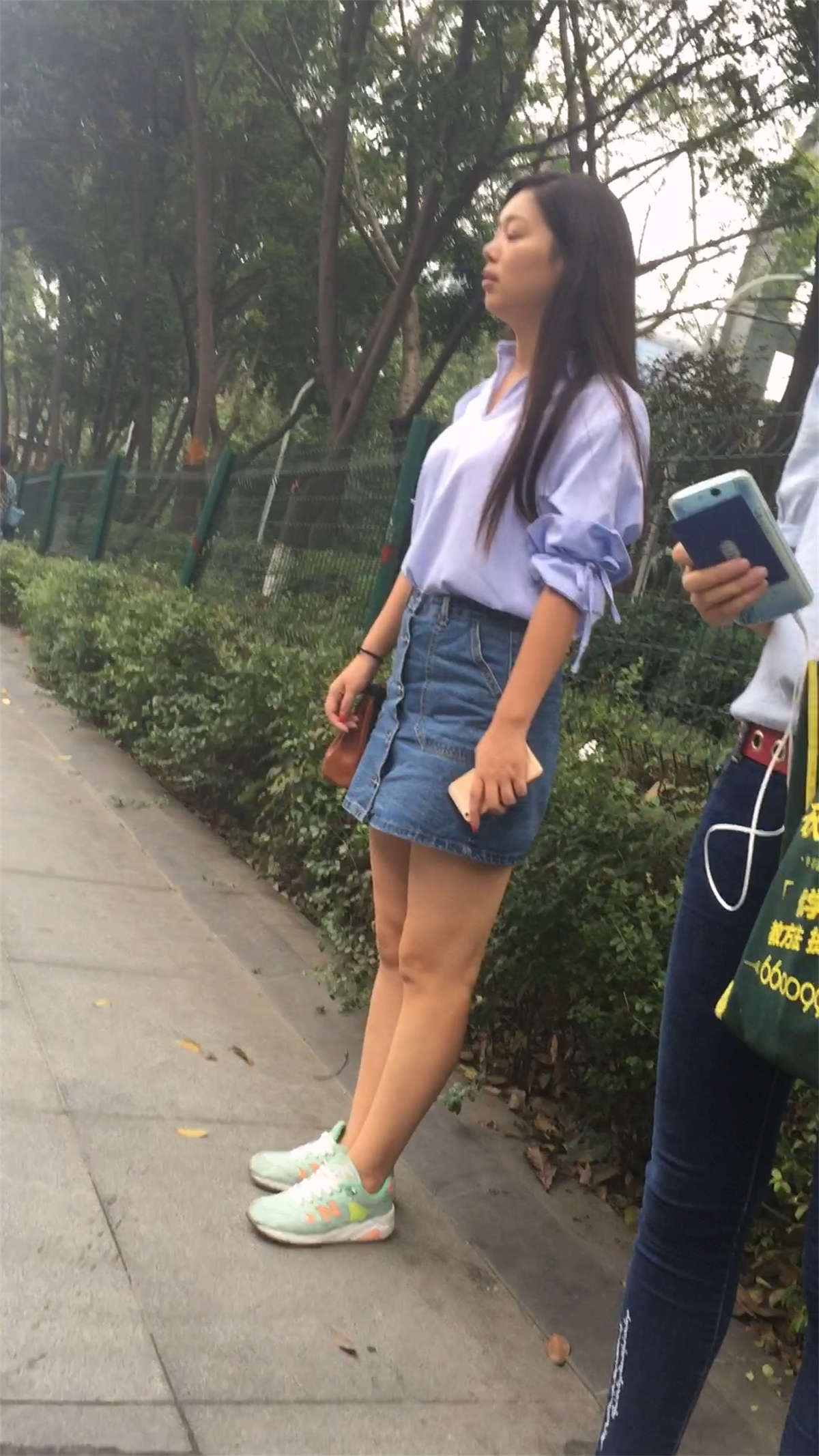 图片[2]-紧身蓝牛坡高跟鞋美女-日更街拍