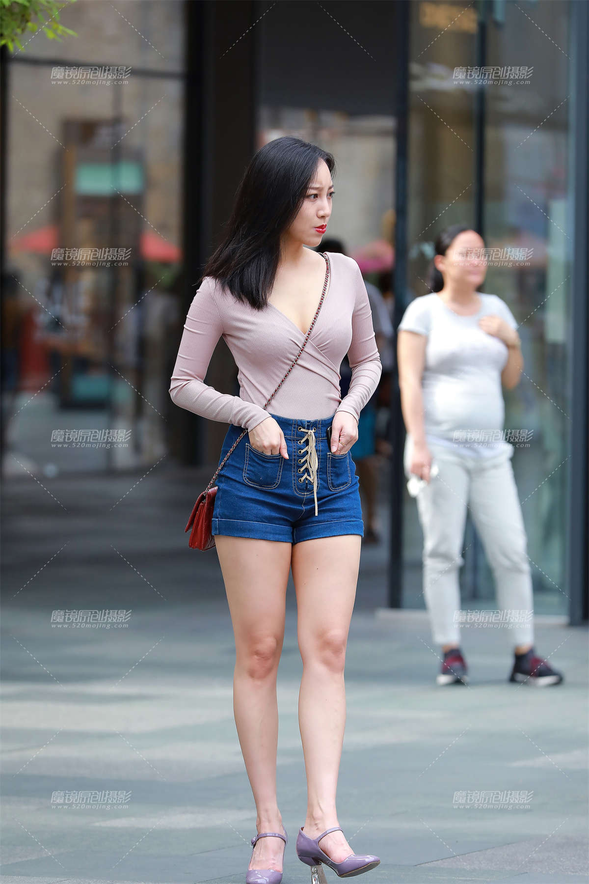 深V低胸，大长腿女友-日更街拍