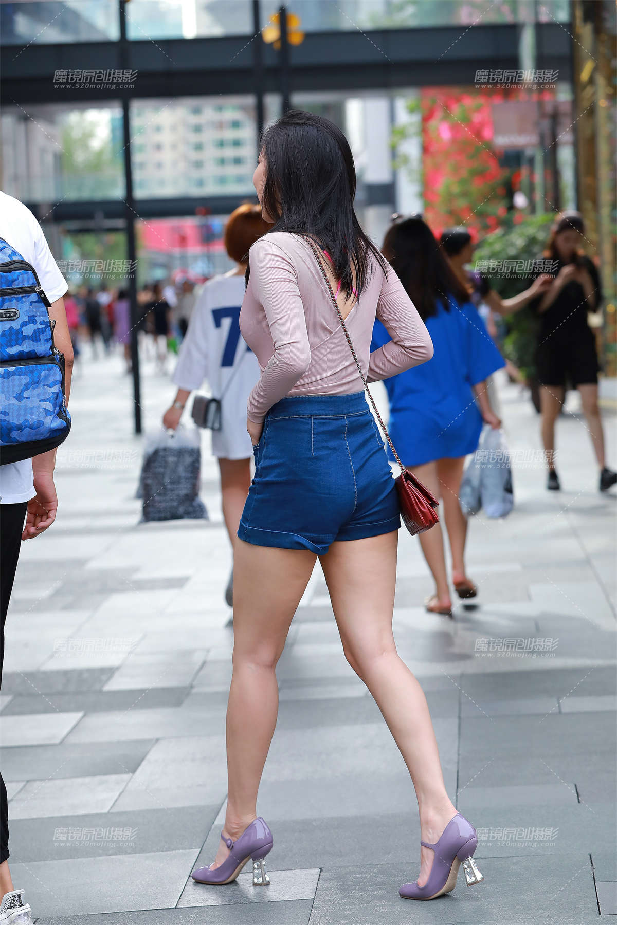 图片[2]-深V低胸，大长腿女友-日更街拍