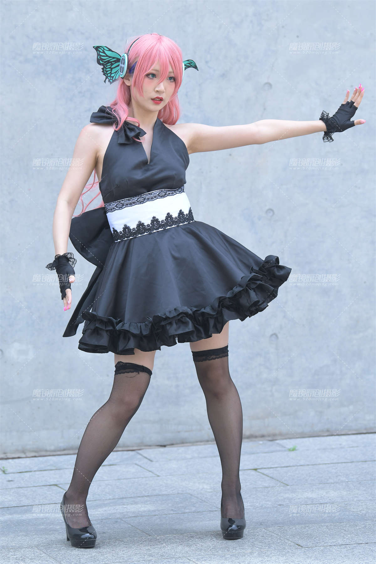 图片[2]-脚上有创可贴的黑丝COS-日更街拍