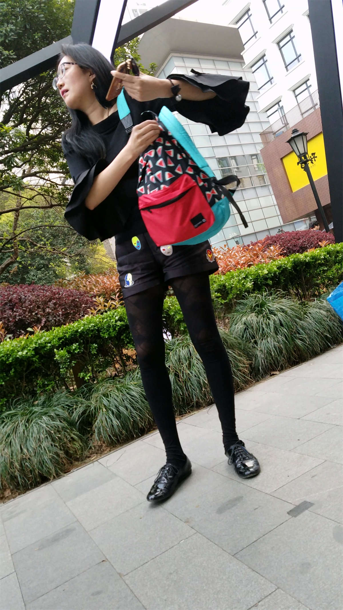 好看的黑色袜裤靓女-日更街拍