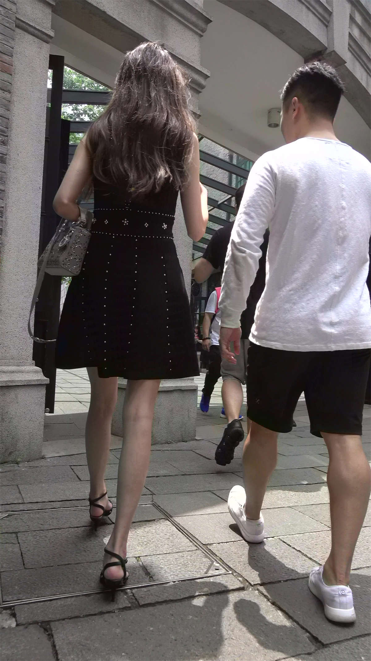 黑色连衣裙极品气质性感街拍大美女-日更街拍