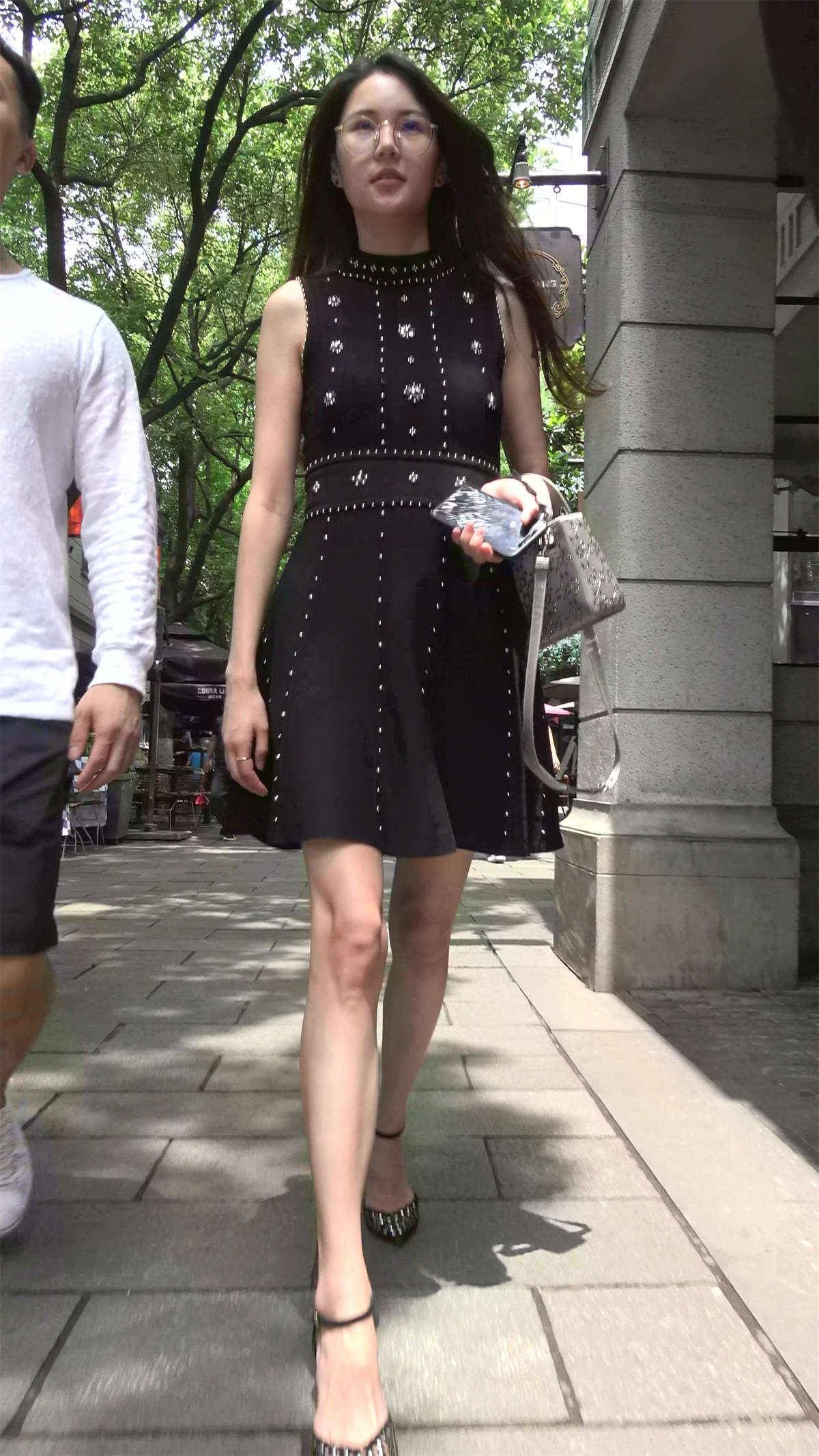 图片[2]-黑色连衣裙极品气质性感街拍大美女-日更街拍