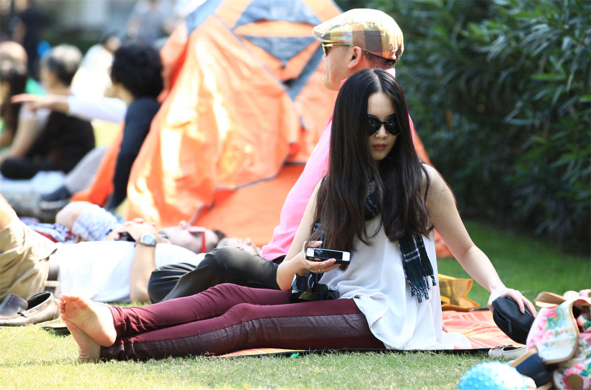 图片[2]-踏青公园街拍系列No.101 错过就可惜了，让你看清无瑕美少女一双嫩足的点点滴滴-日更街拍