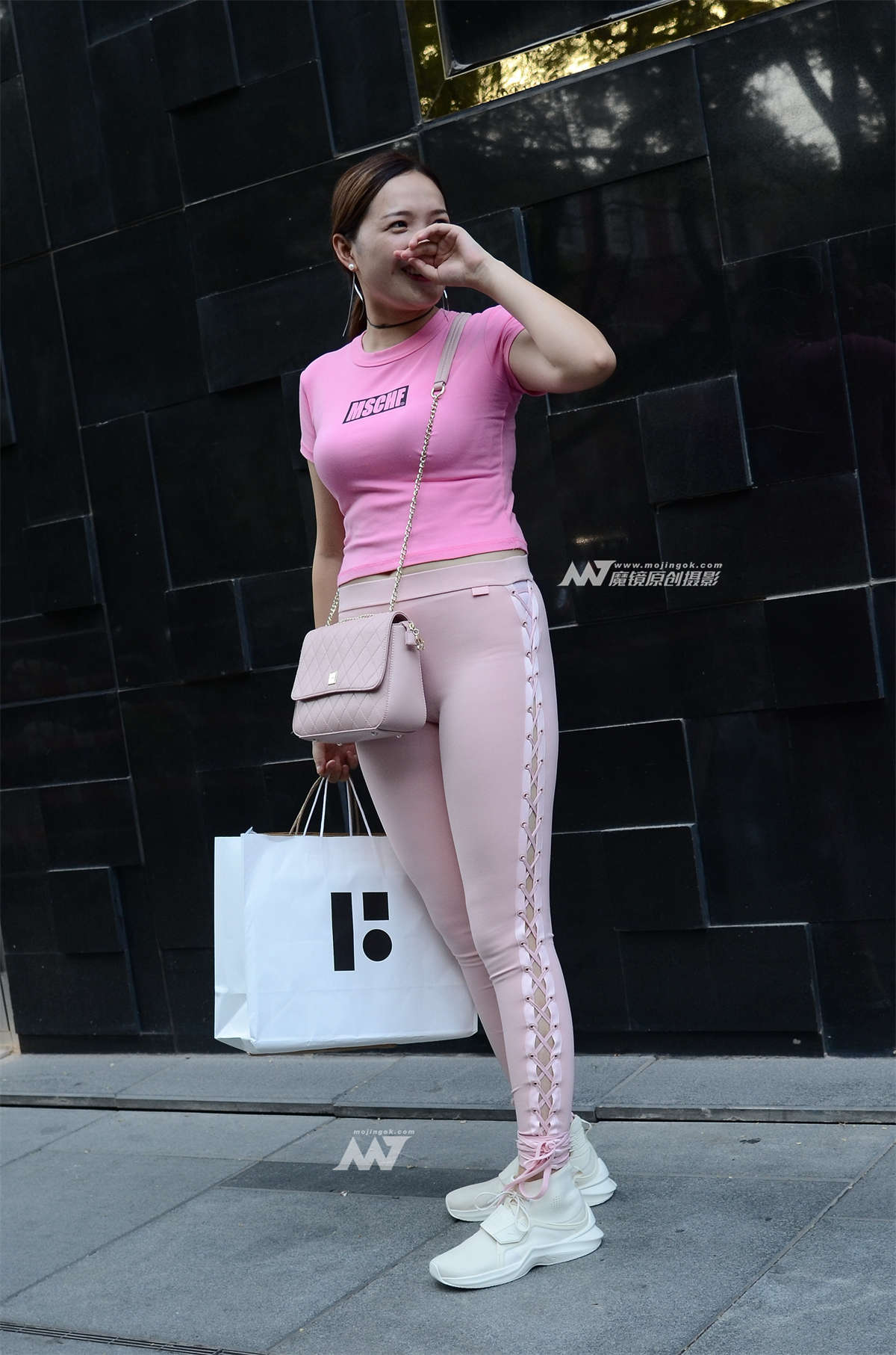 【验证街拍大赛NO.6】神摄手赛03 妹子的紧身裤丰满亮丽-日更街拍