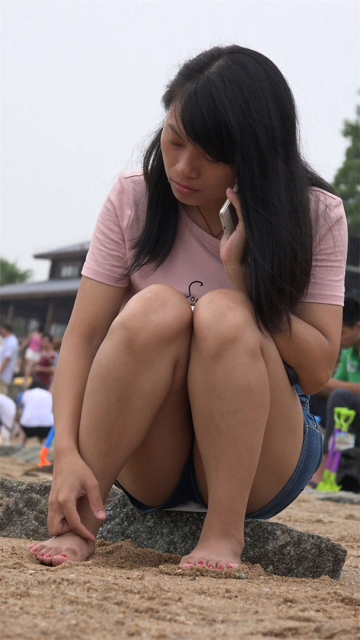 图片[2]-粉T恤牛仔热裤小姐姐-日更街拍