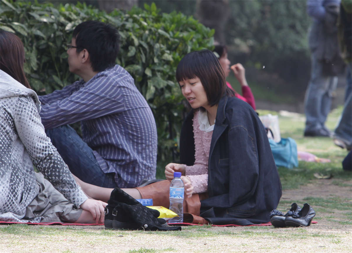 图片[2]-踏青公园街拍系列No.1379 在灰丝包裹下玲珑玉足-日更街拍