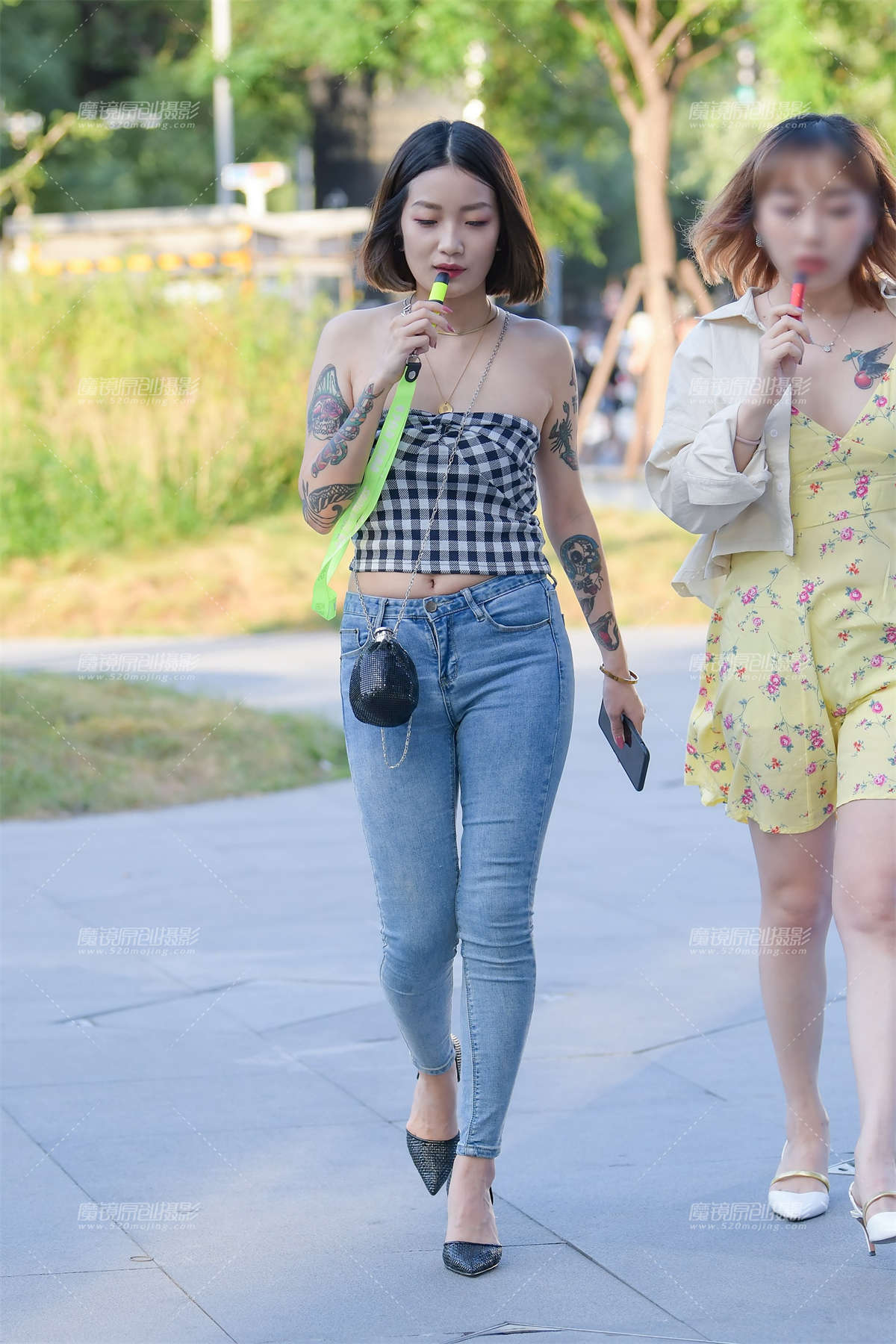 【赛德克赛帖】时尚裹胸紧牛花臂美女-日更街拍