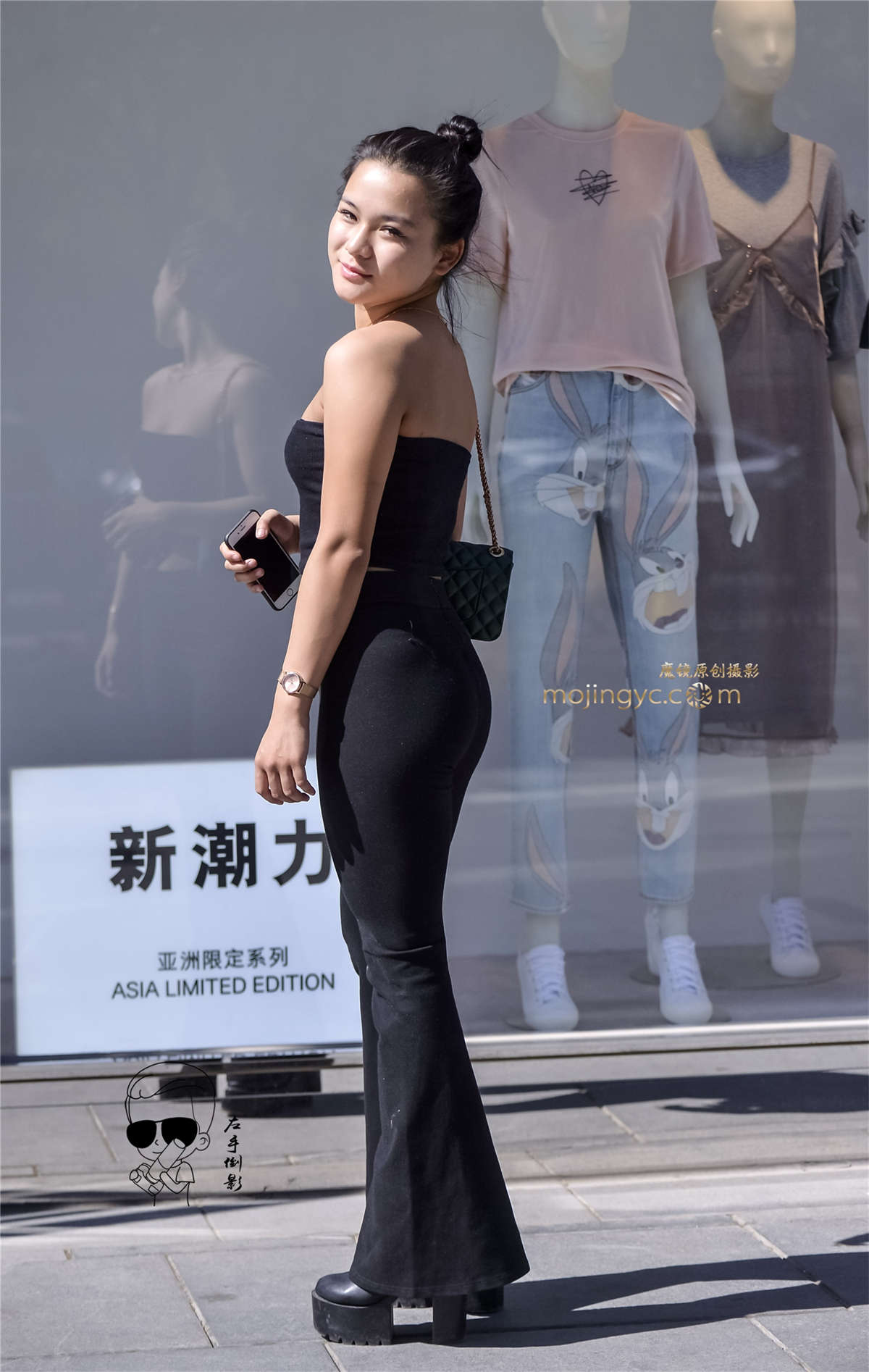 裸露香肩紧抱臀性感美女{2017-5-19-12p}-日更街拍