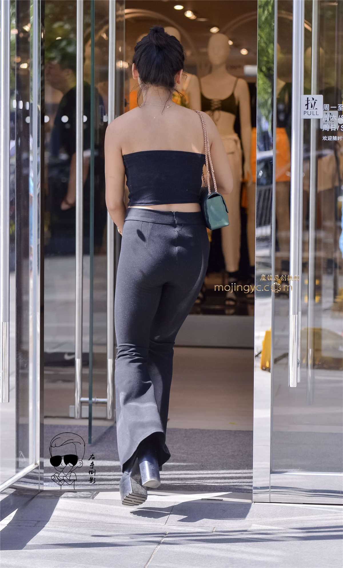 图片[2]-裸露香肩紧抱臀性感美女{2017-5-19-12p}-日更街拍