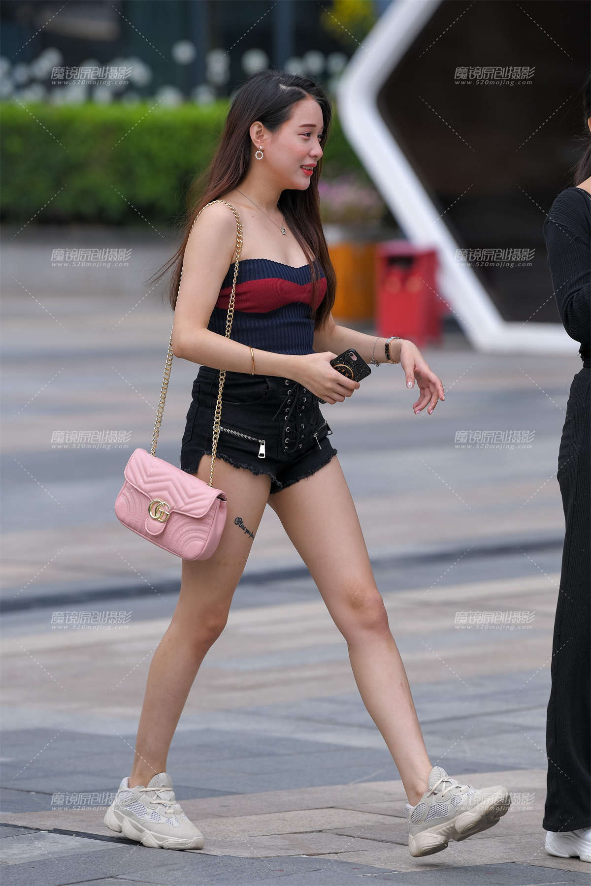 裹胸热裤美腿-日更街拍