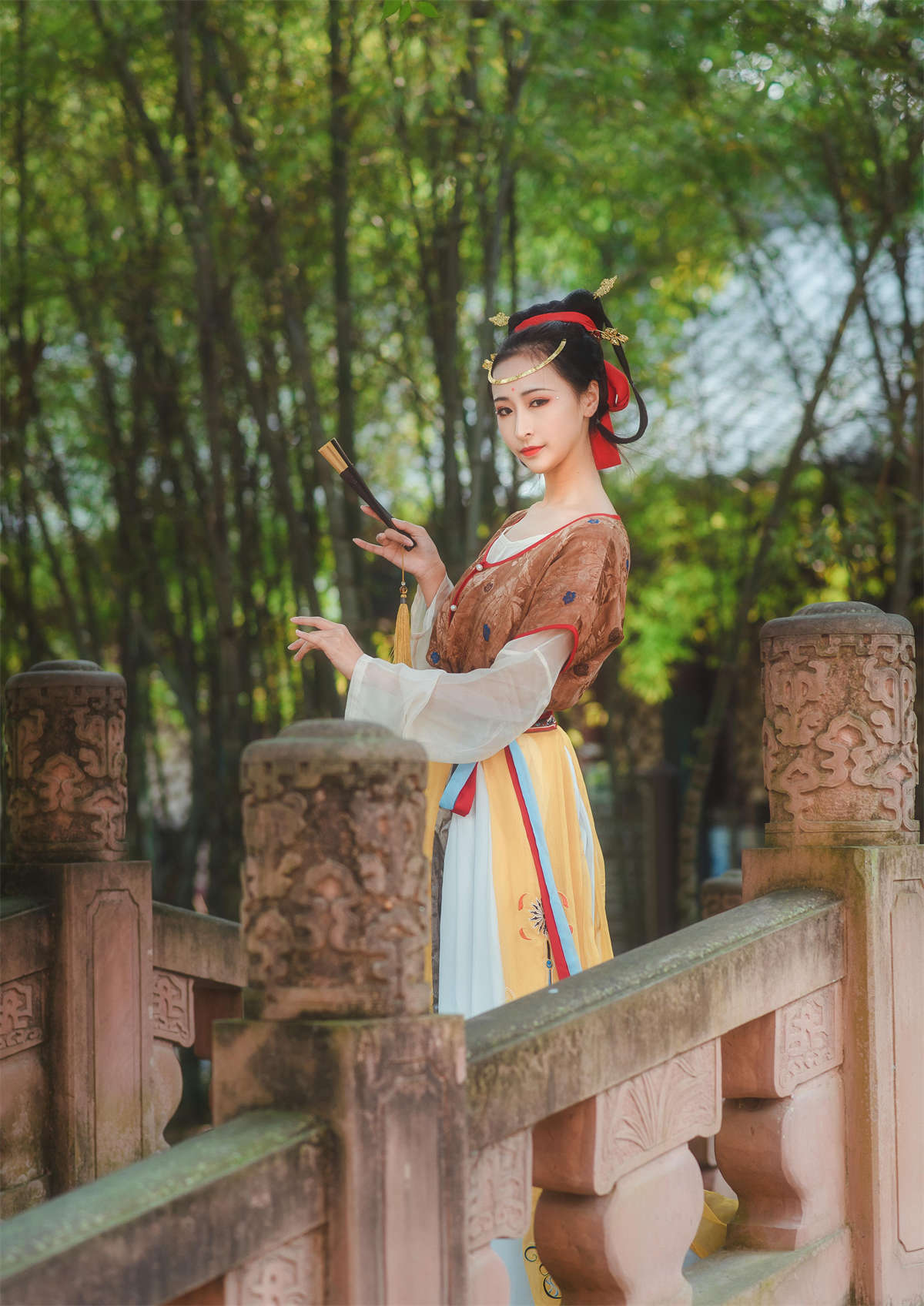 拿相机的执义 汉服写真 头上金爵钗-日更街拍
