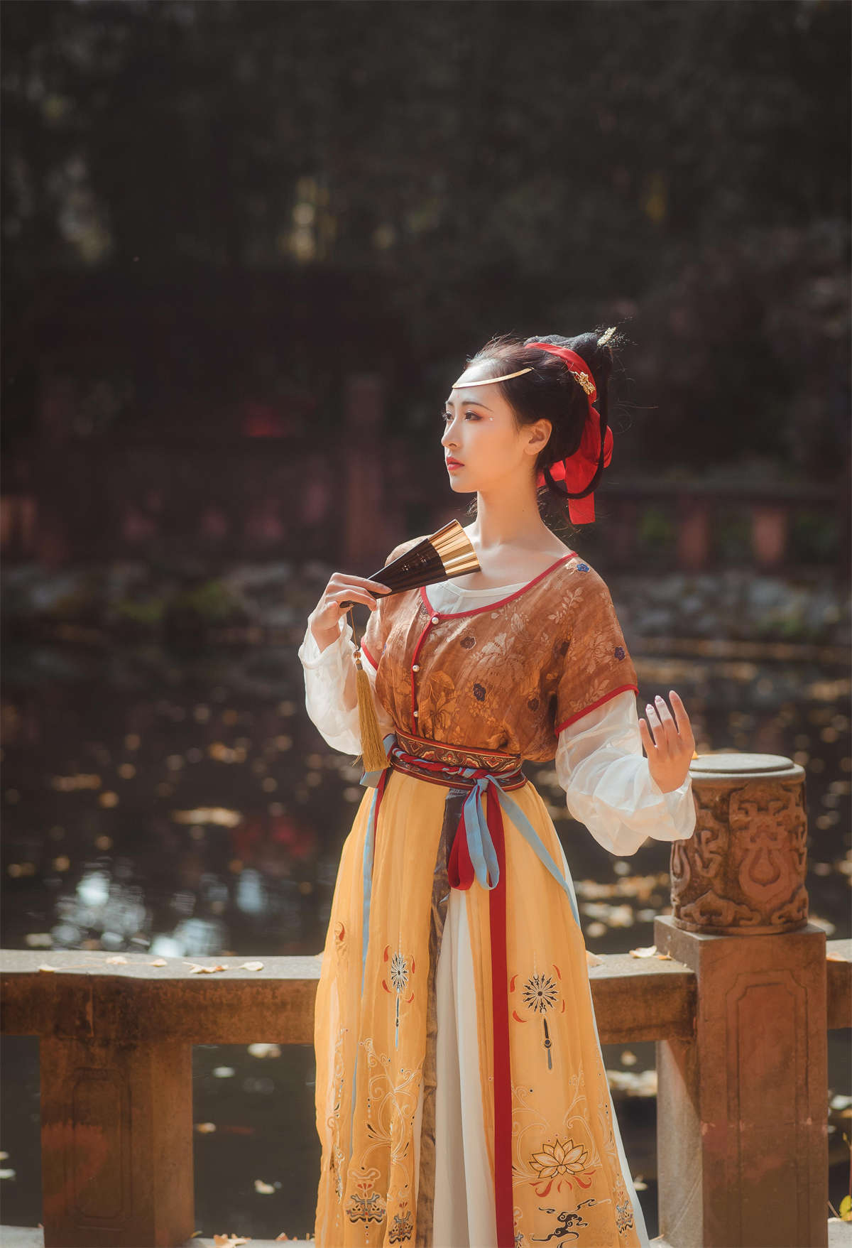 图片[2]-拿相机的执义 汉服写真 头上金爵钗-日更街拍