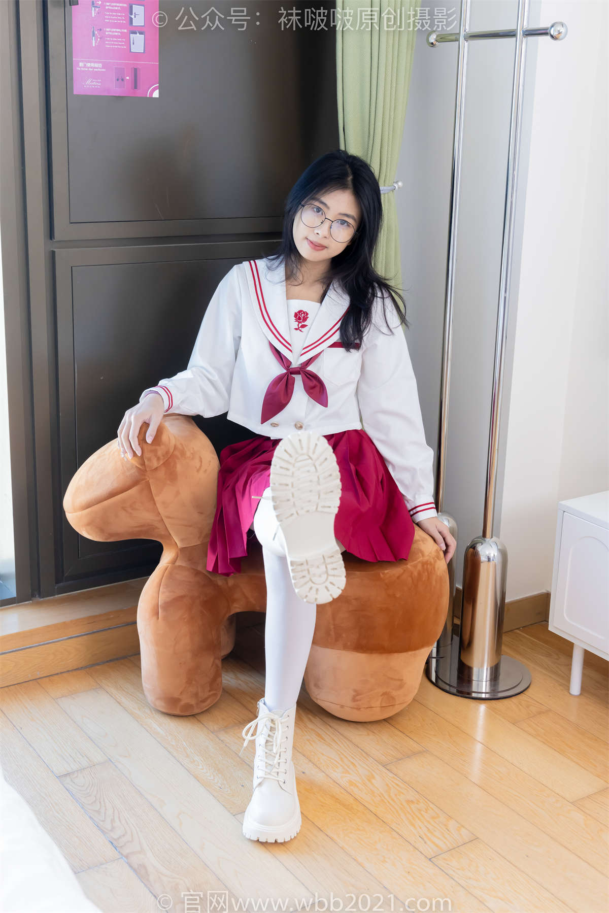 图片[2]-袜啵啵 No.545 奶油-白色马丁靴、厚白丝、jk制服、瑜伽动作时用老头乐挠脚剧情（仅花絮剧情版）剧情版-日更街拍