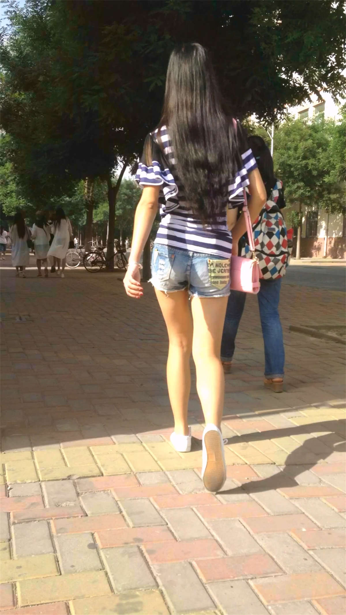 图片[2]-牛仔热裤美腿气质美女姐姐-日更街拍