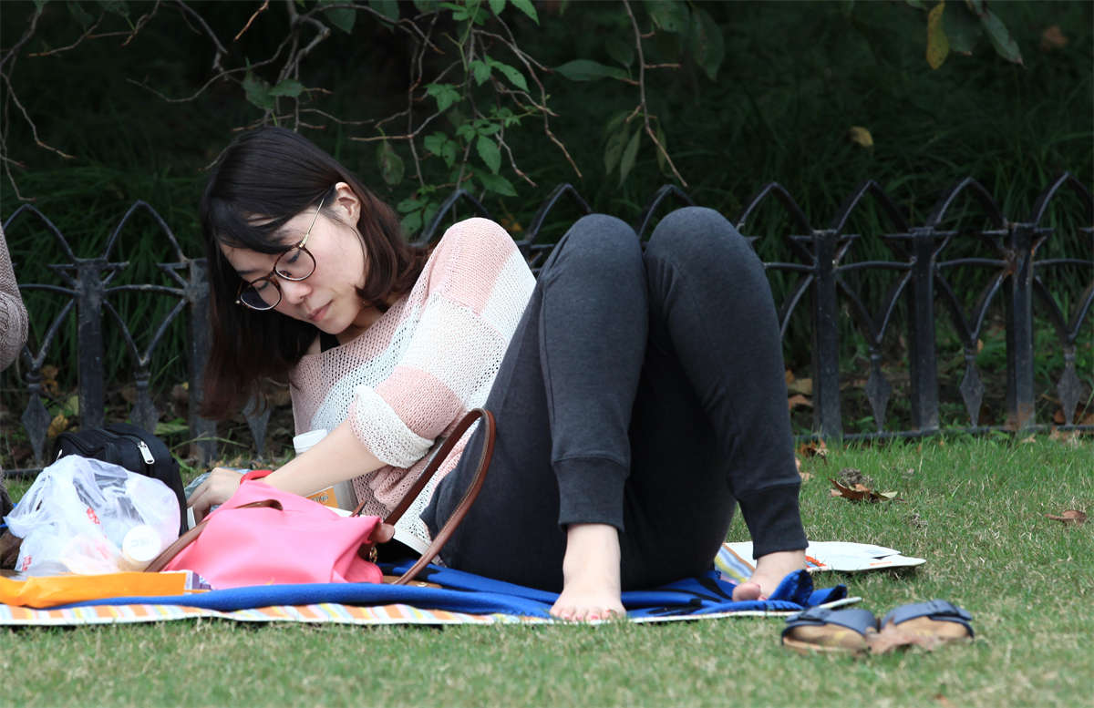 图片[2]-踏青公园街拍系列No.102 躺平了把足底全露出的一双上品美足-日更街拍