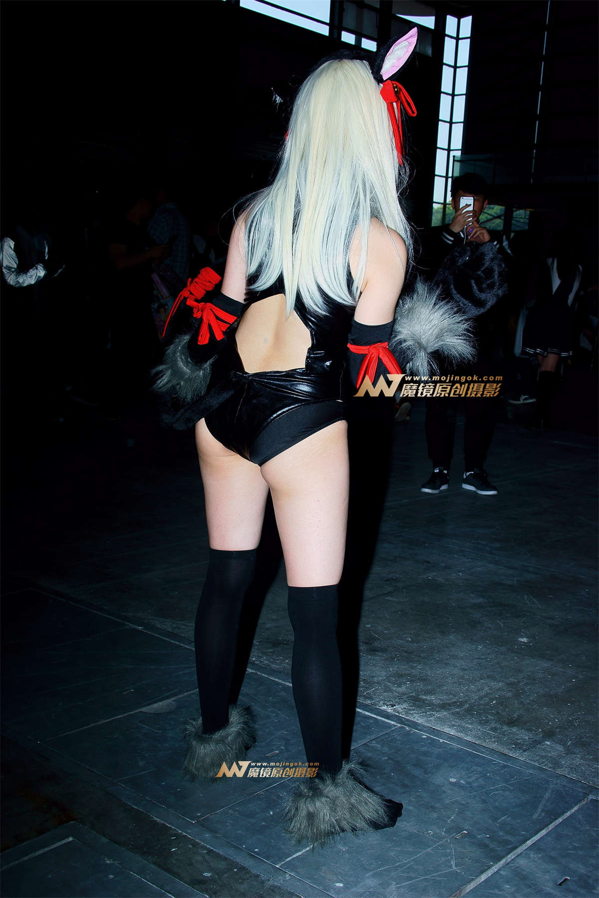 性感红眼皮衣cosplay插图1