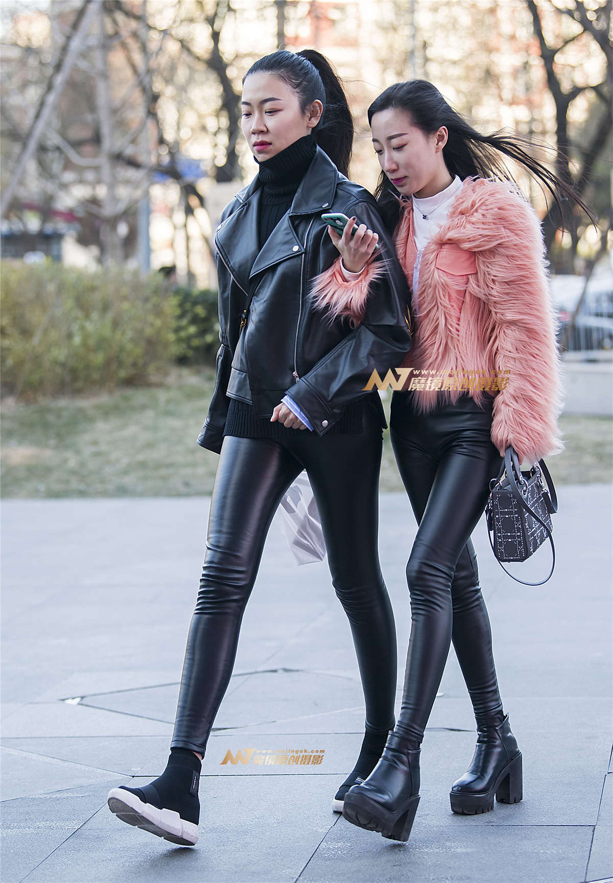 一对皮裤包臀闺蜜-日更街拍