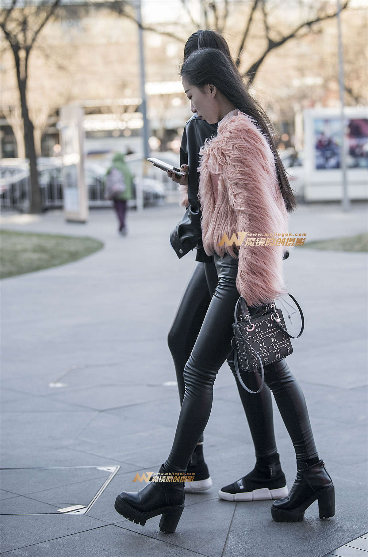 图片[2]-一对皮裤包臀闺蜜-日更街拍