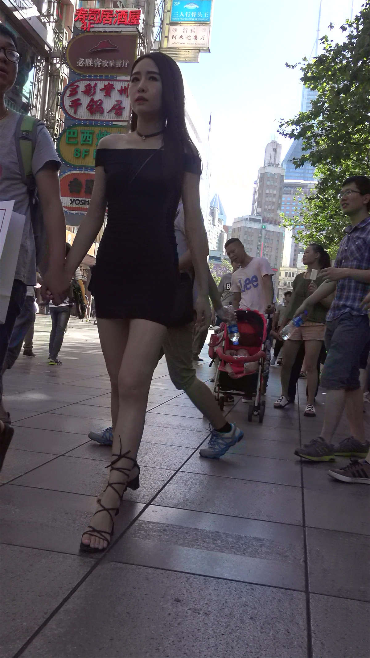 图片[2]-街拍黑色紧身短裙美图高贵气质美女-日更街拍