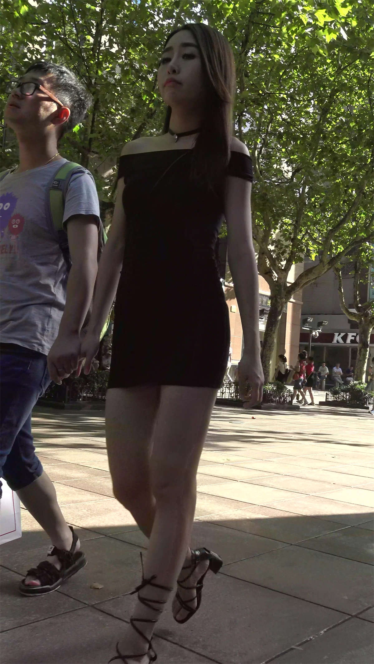 街拍黑色紧身短裙美图高贵气质美女-日更街拍