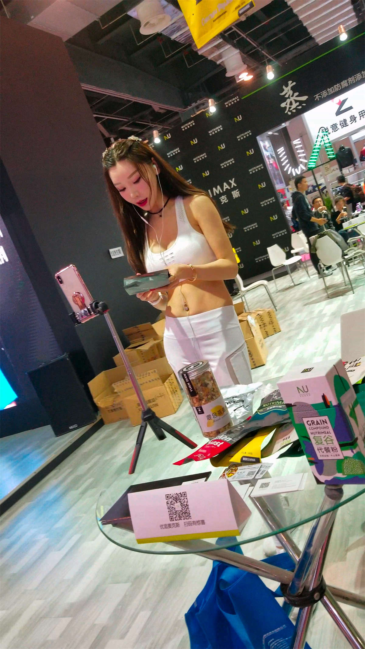 图片[2]-极品身材紧身运动裤丰满网红美女玩直播-日更街拍