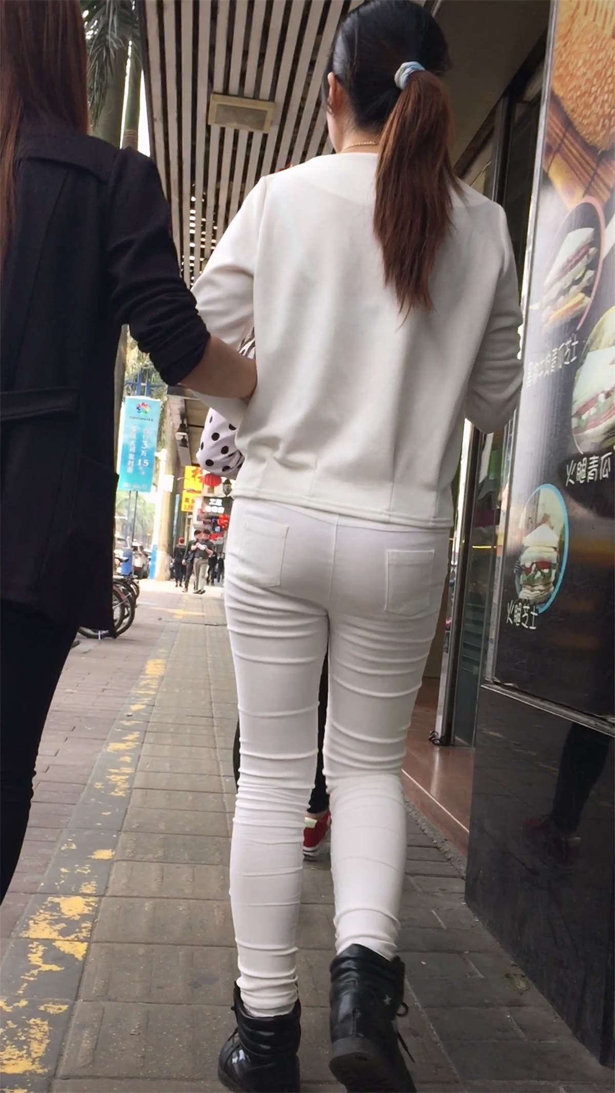 图片[2]-极品紧身白裤白T恤马尾辫美女-日更街拍