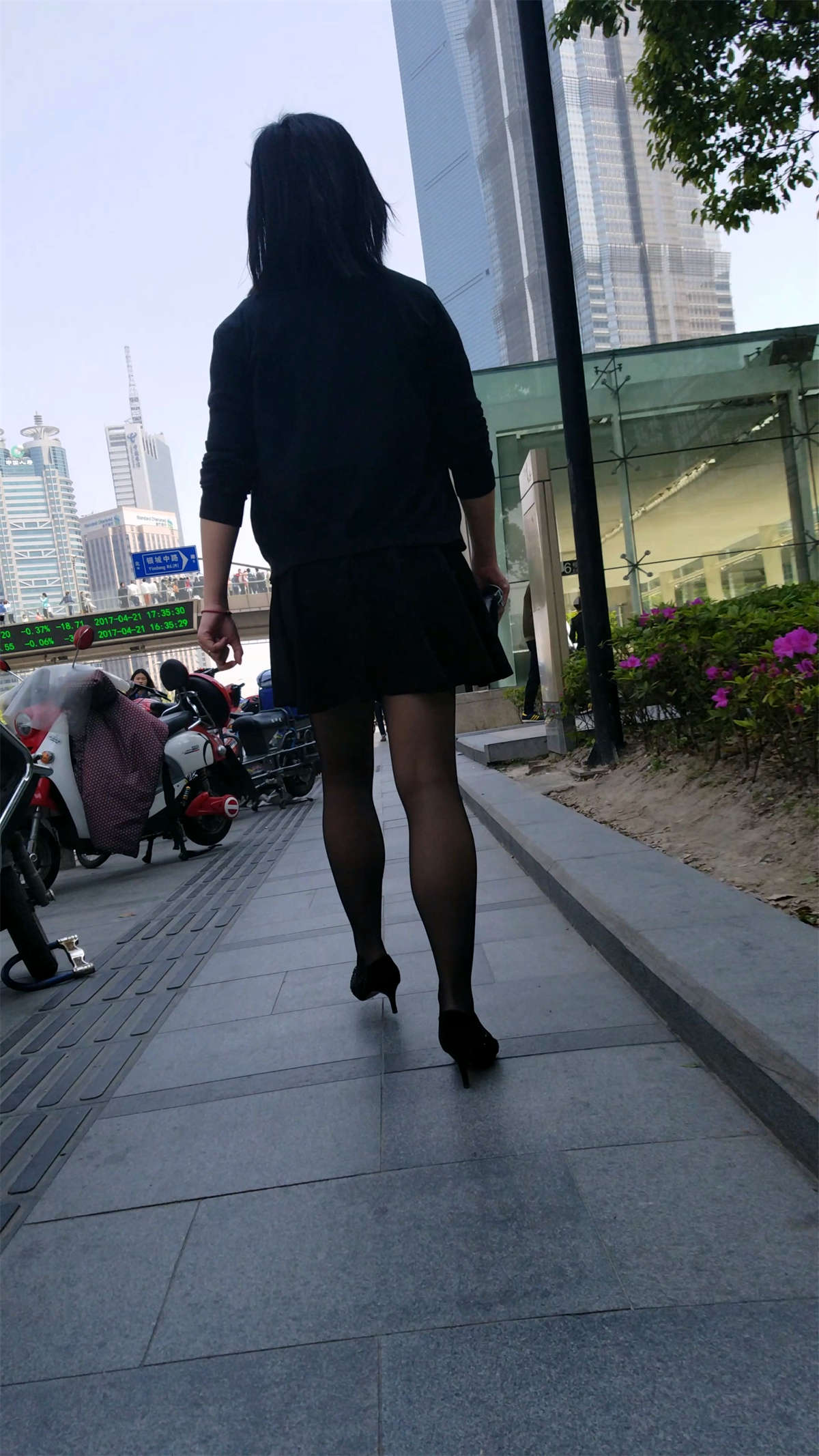 上海CBD中心遇见黑丝美女-日更街拍