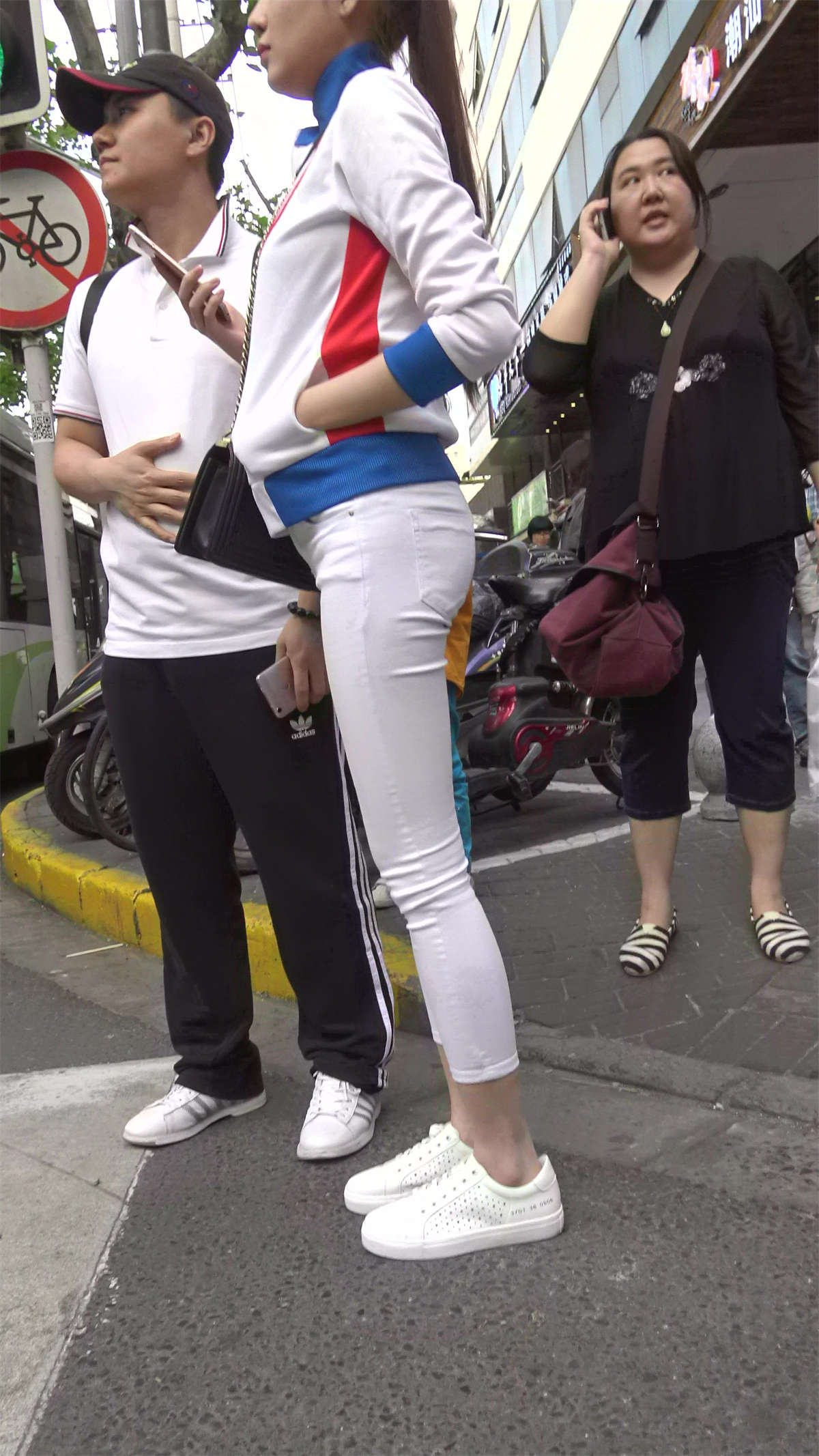 图片[2]-街拍紧身白裤马尾辫苗条小姐姐-日更街拍