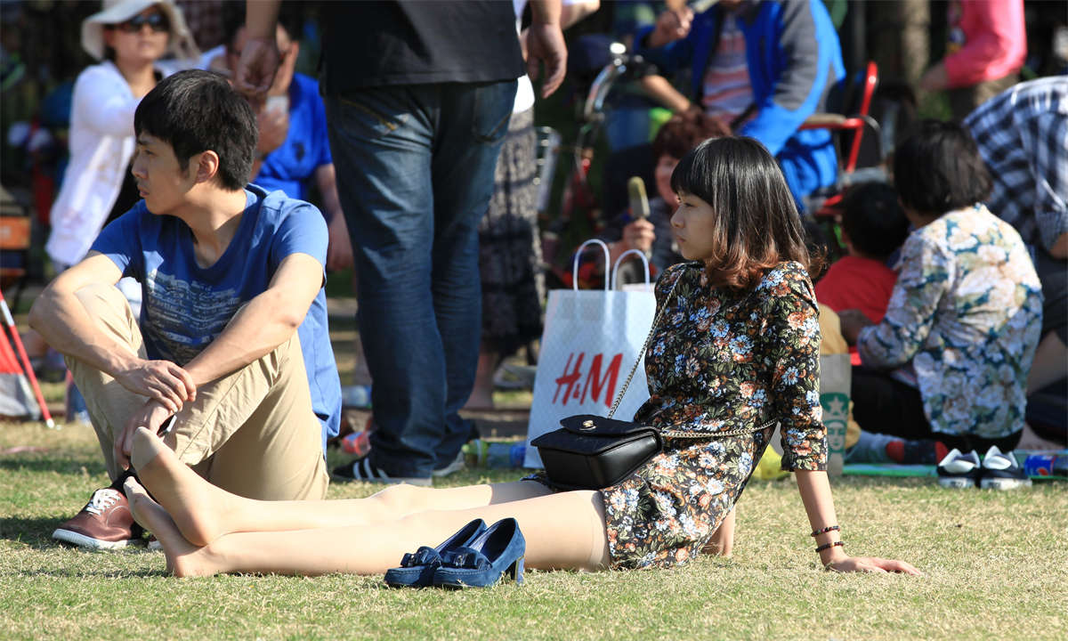 图片[2]-踏青公园街拍系列No.103 女孩纤长双腿配上薄薄的长丝，真是绝了-日更街拍