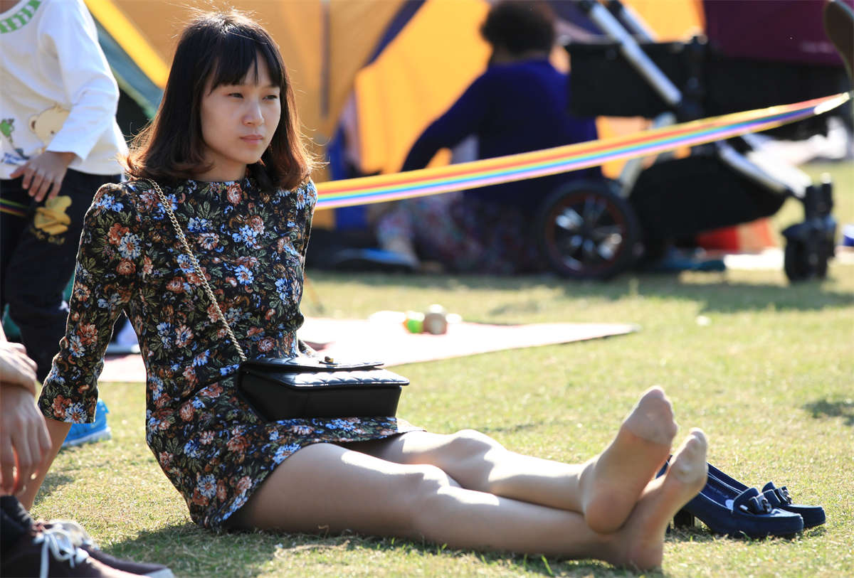 踏青公园街拍系列No.103 女孩纤长双腿配上薄薄的长丝，真是绝了-日更街拍