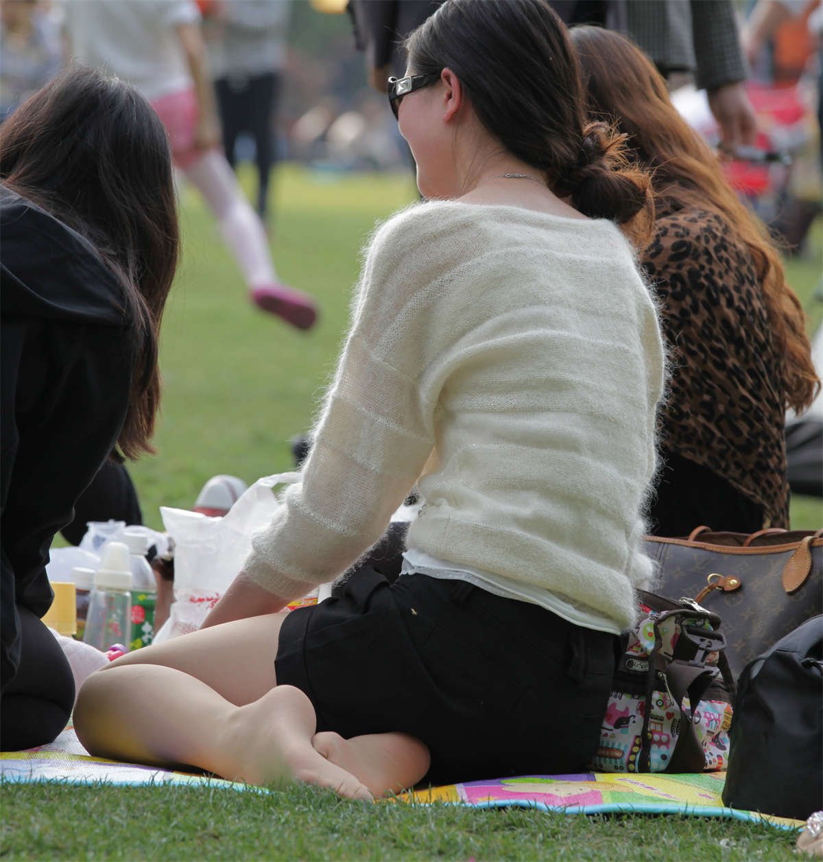 图片[2]-踏青公园街拍系列No.1381 坐姿端庄不露趾，那就拍薄丝足底吧-日更街拍