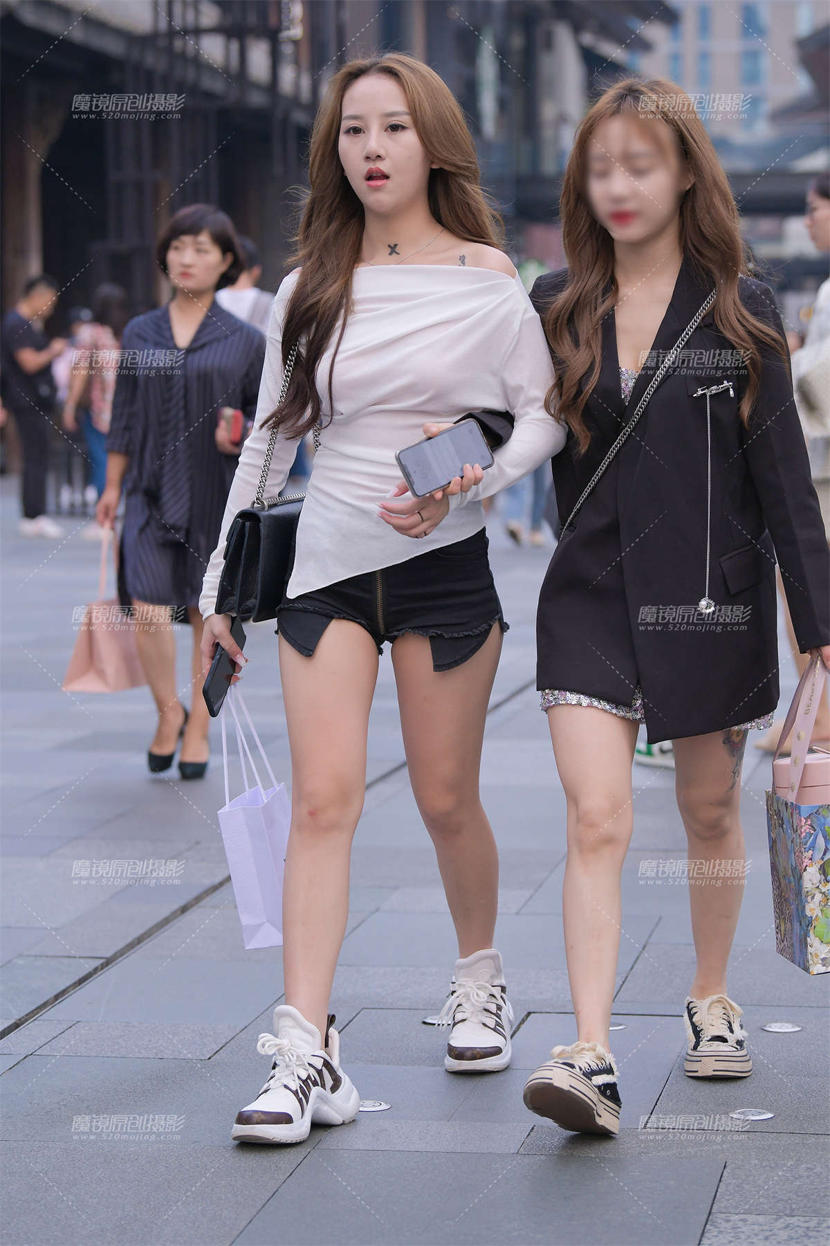 中间拉链热裤，大白腿美眉-日更街拍