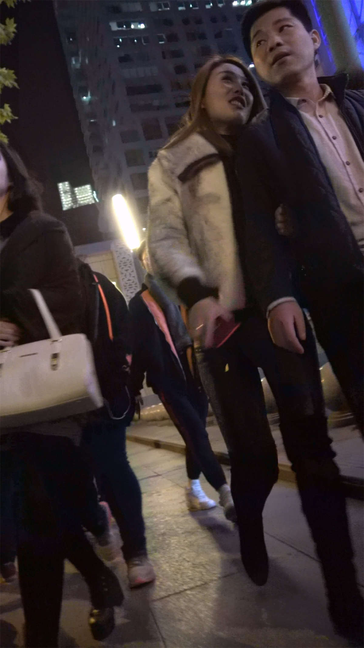 街拍皮裤美女-日更街拍