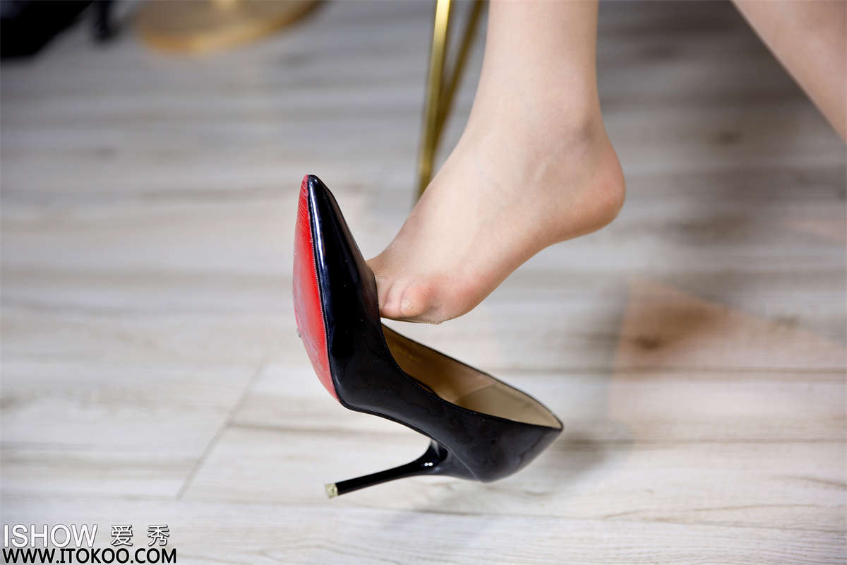 ISHOW爱秀 2020.11.28 NO.243 杨伊伊Eva-日更街拍