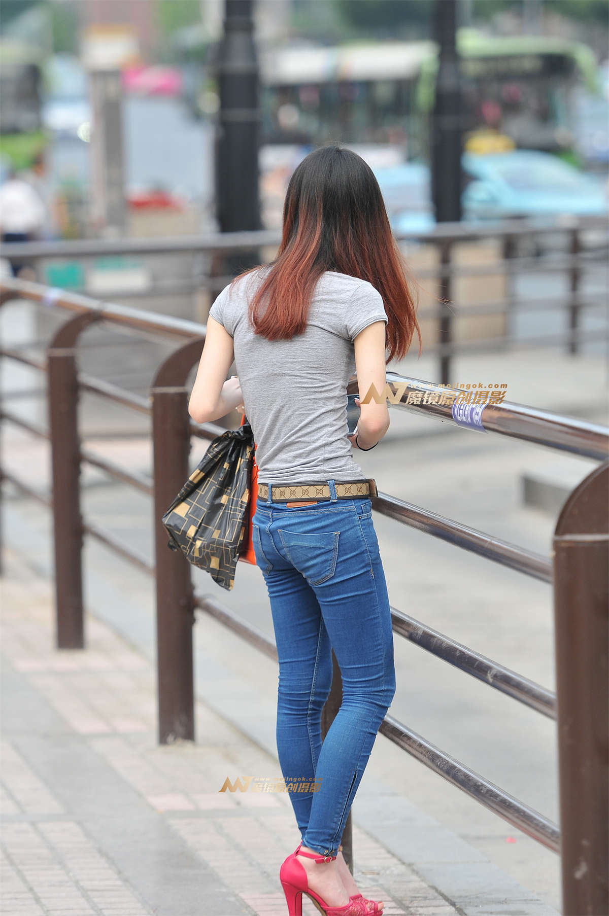 图片[2]-可爱的紧身牛仔美女-日更街拍