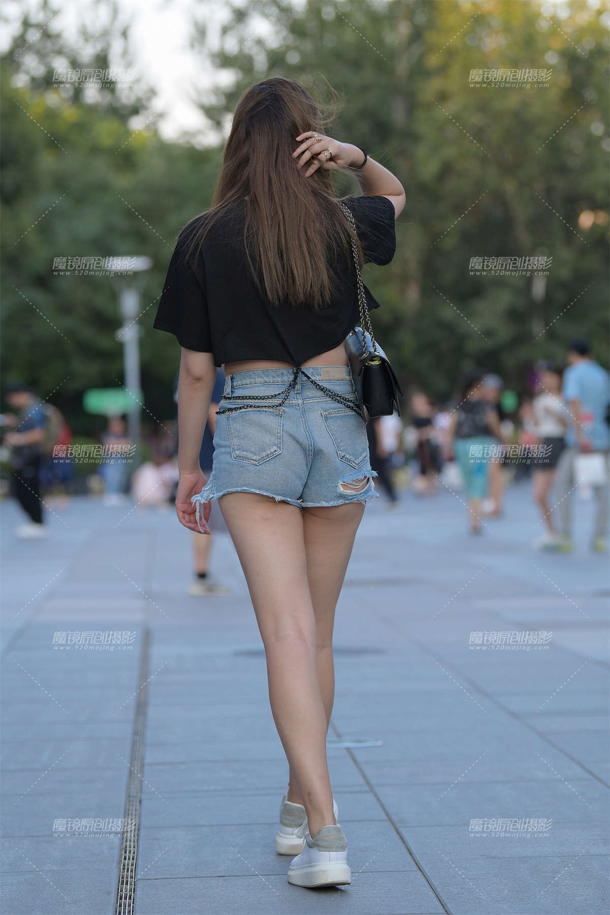 图片[2]-【街拍之魂赛帖】丰腴牛仔热裤-日更街拍